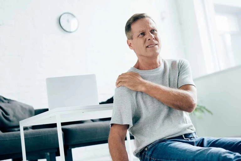 Shoulder-pain-and-chiropractic-care-medium