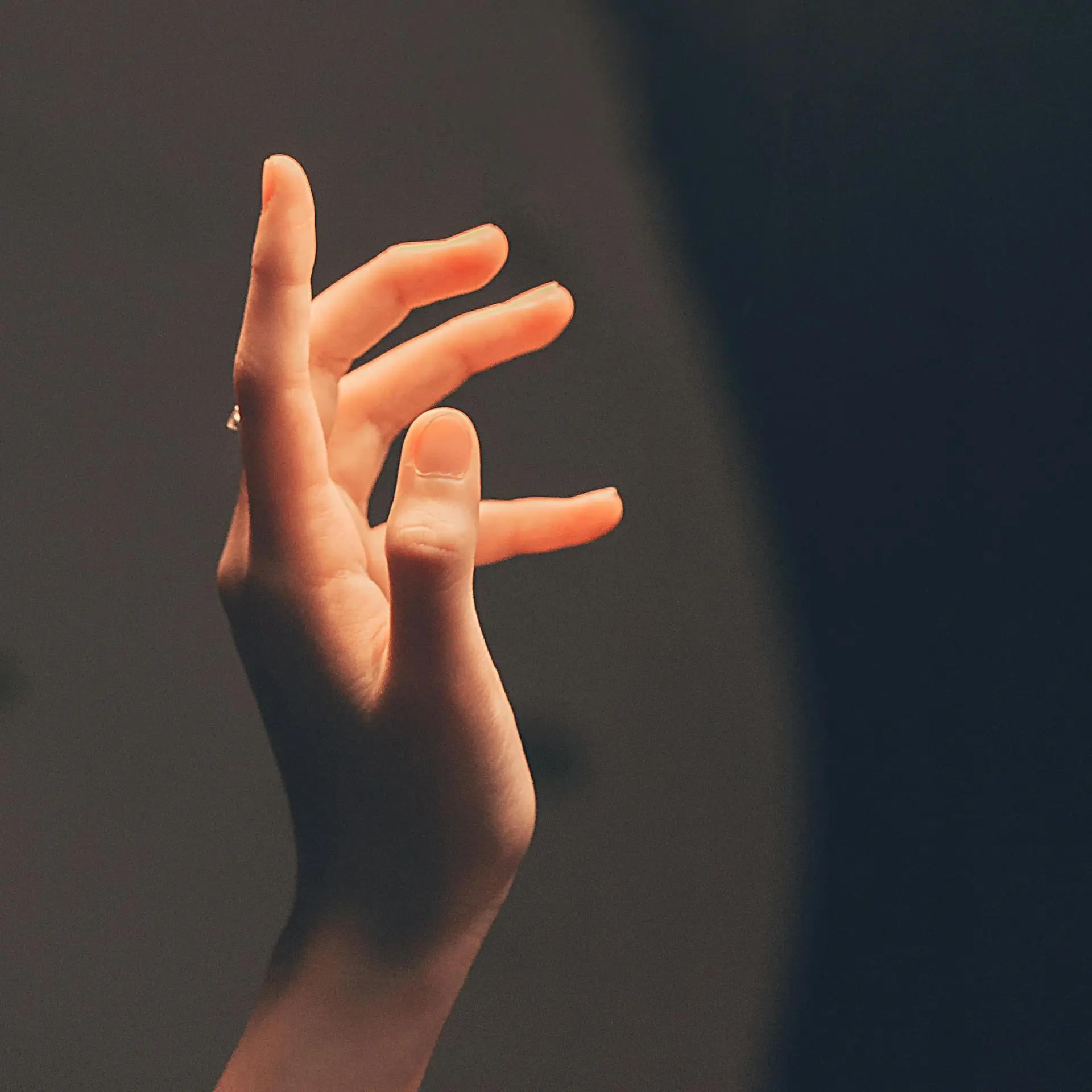 why are my hands numb